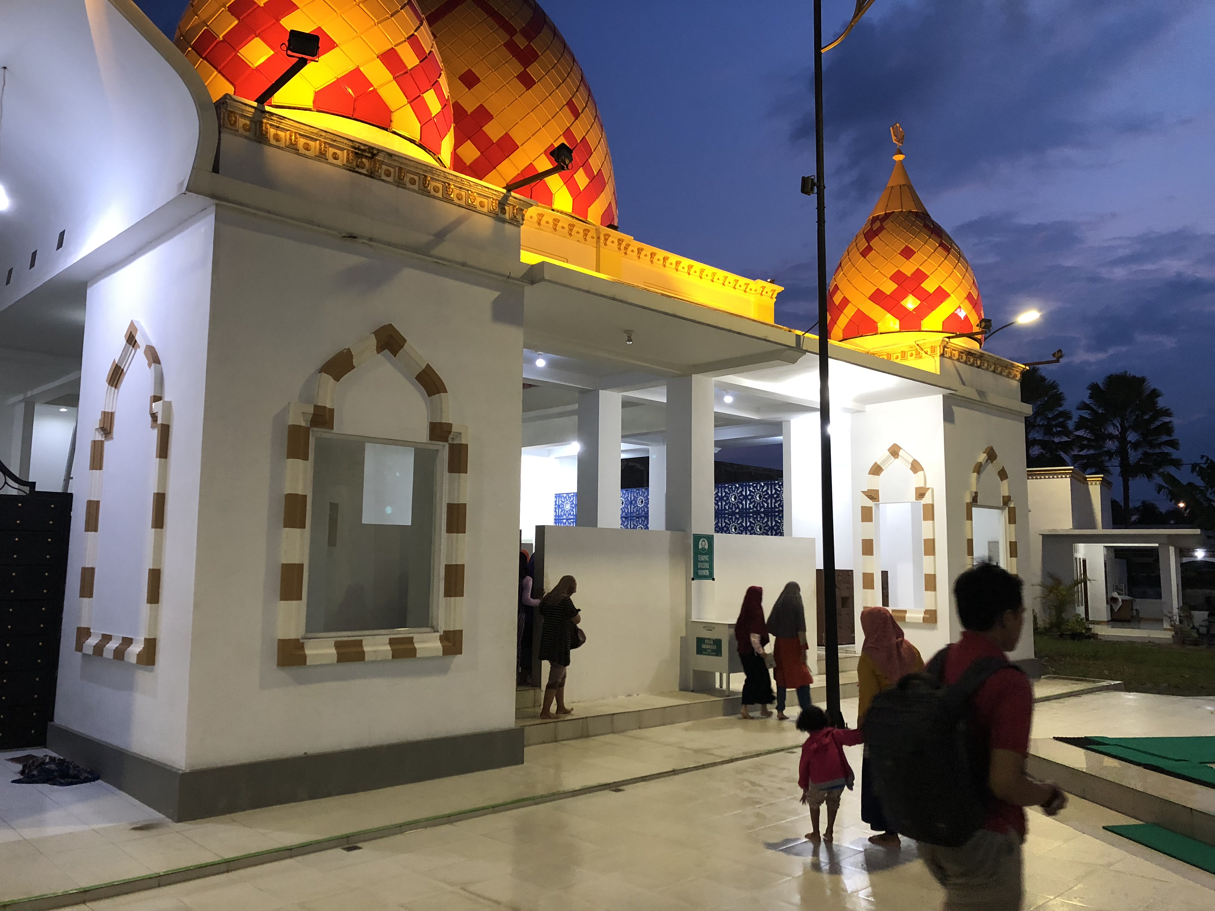 Toilet dan tempat wudlu yang juga tidak kalah indah dan bersih.