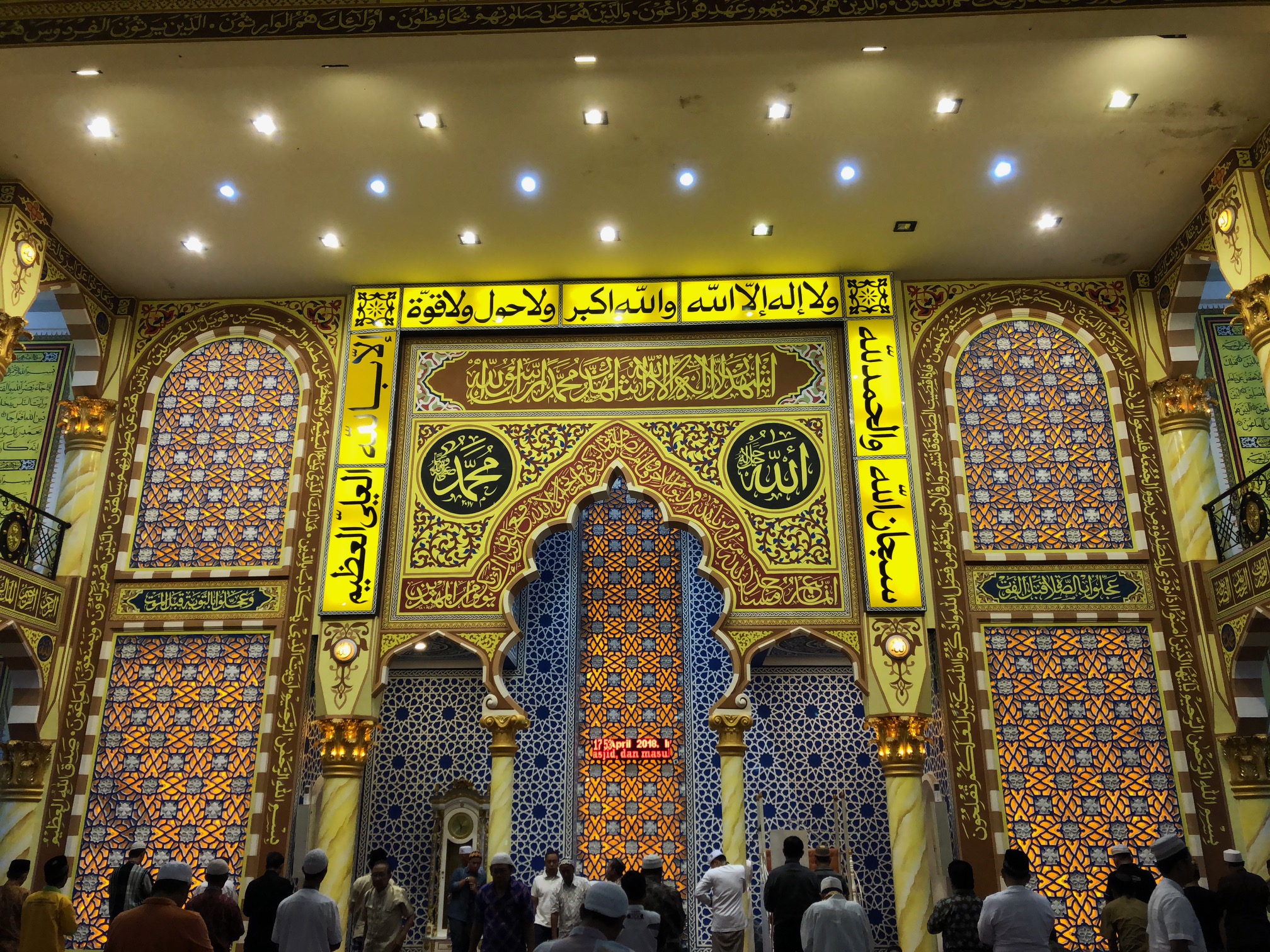 Ornamen dan kaligrafi di dalam masjid yang indah