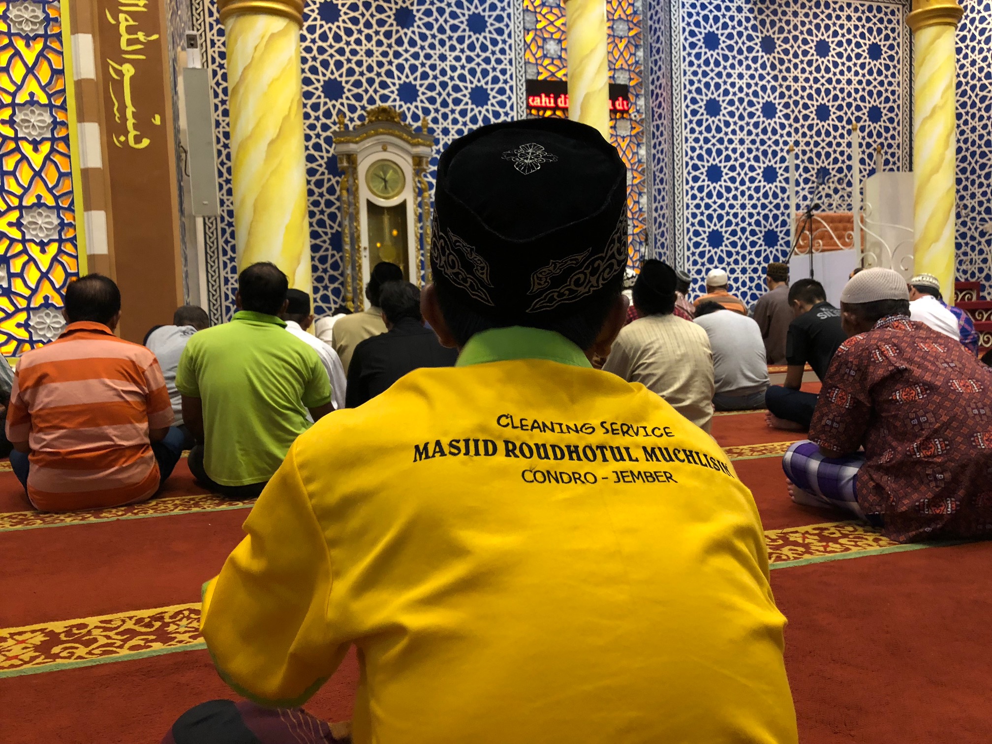 Petuga cleaning service masjid saat ikut salat berjamaah.