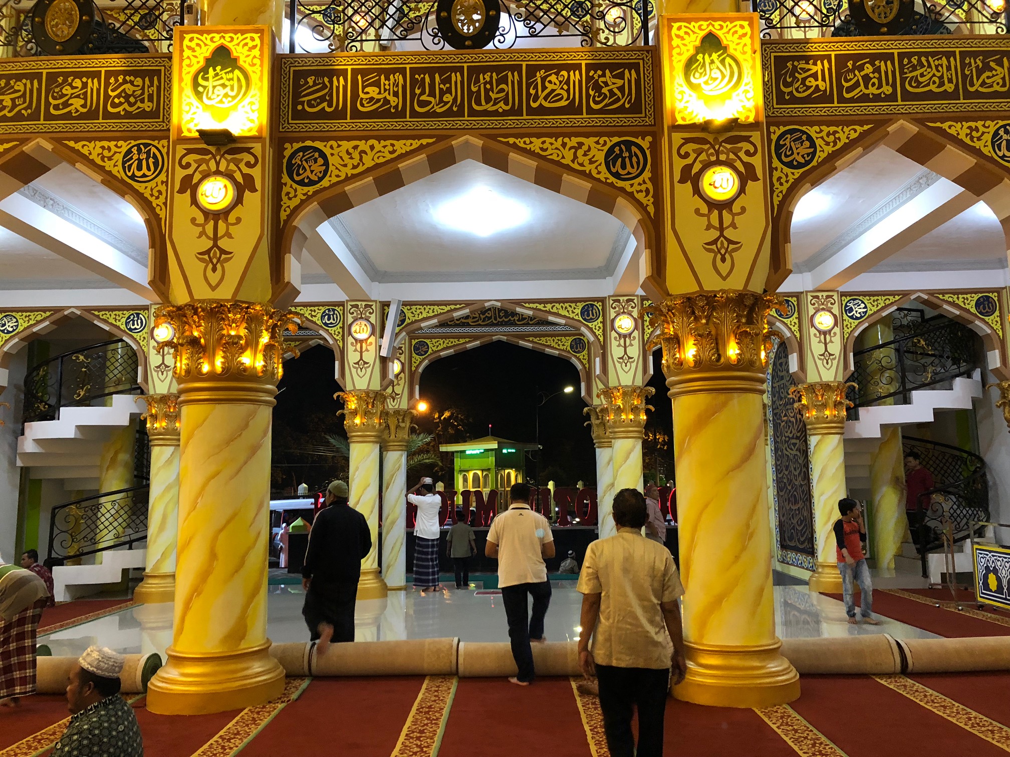 Menuju pintu keluar masjid