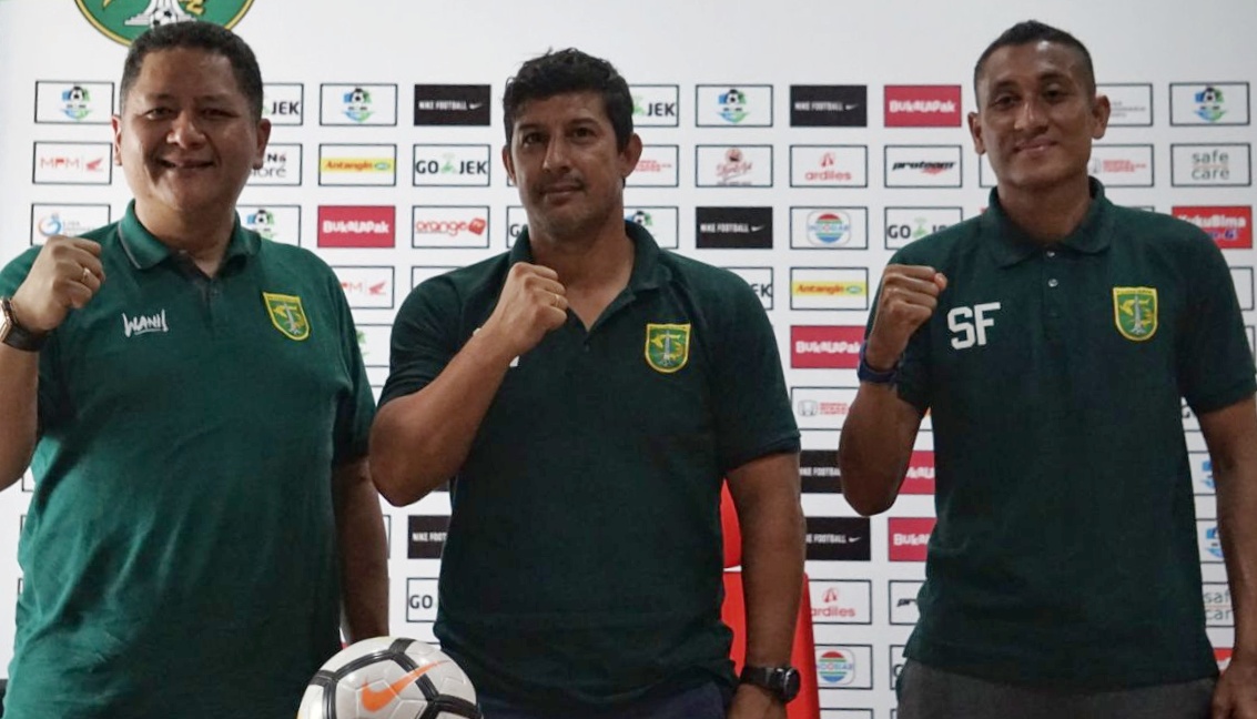 Dari Kiri: Panpel Persebaya Wisnu Sakti Buana, Pelatih Persebaya Alfredo Vera, dan pemain Persebaya, M Syaifuddin. (foto: hrs/ngopibareng)