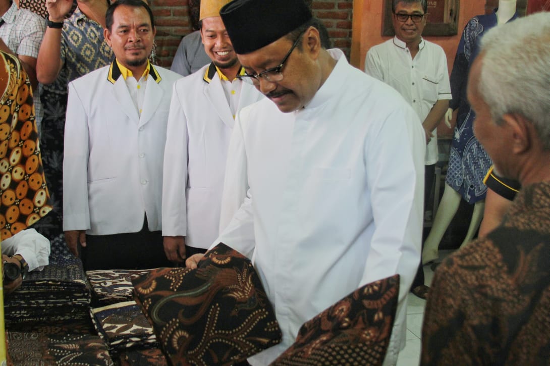 Gus Ipul berkampanye di Ponorogo dengan mengunjungi sentra batik, Butik Lesoeng di Jalan Agung Soeprapto, Ponorogo, Sabru 21 April 2018.