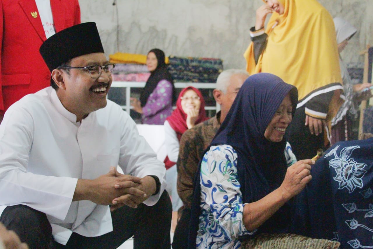 Gus Ipul berkampanye di Ponorogo dengan mengunjungi sentra batik, Butik Lesoeng di Jalan Agung Soeprapto, Ponorogo, Sabtu 21 April 2018.