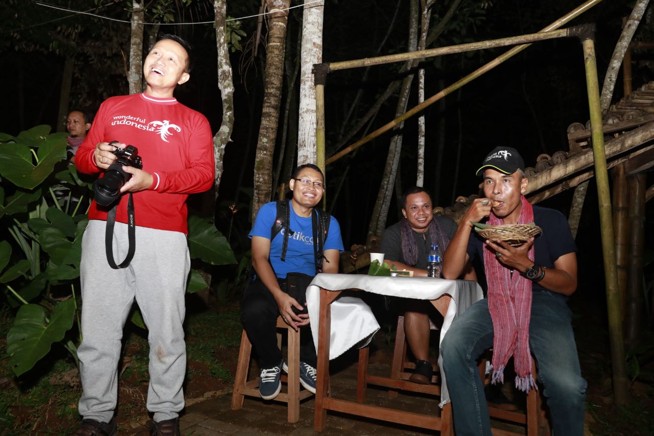 Don Kardono dan peserta gala diner. foto:kemenpar
