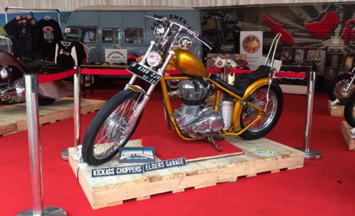 Motor modifikasi gaya chopperland merek Royal Enfield 350 cc milik Presiden Joko Widodo yang dipajang pada ajang Indonesia International Motor Show (IIMS) 2018. (foto:sella panduarsa gareta/antara)