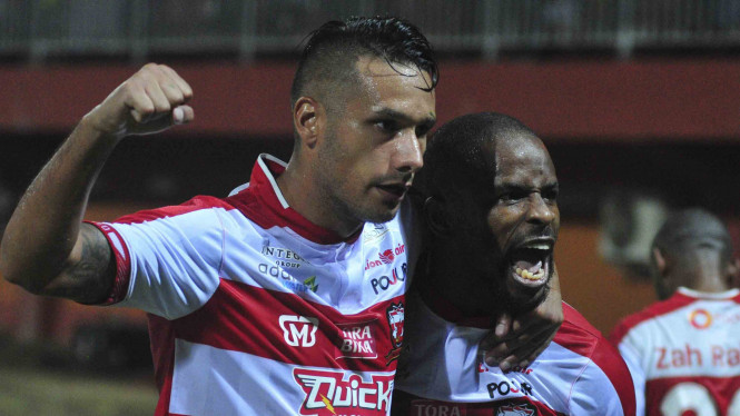  Dua pencetak gol Madura United ke gawang Arema, Greg Nwukolo dan Raphael Maitimo. foto:ligaindonesia.id