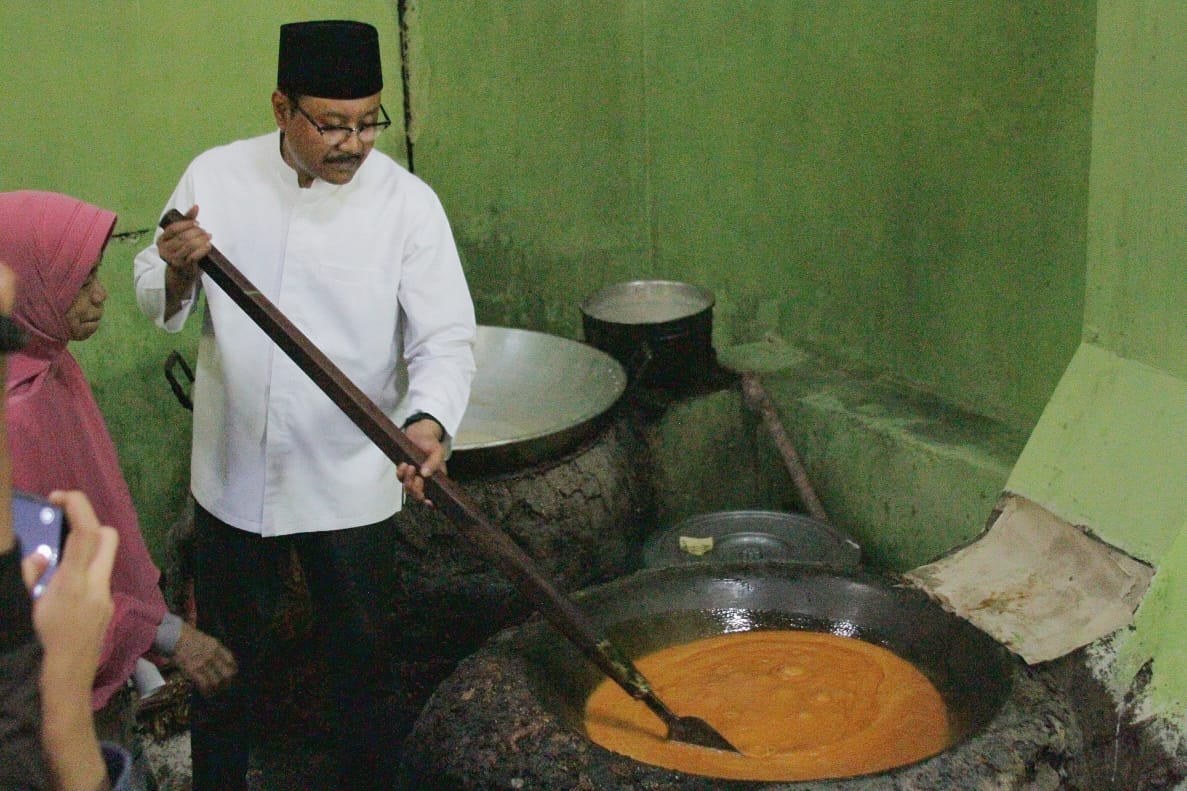 Gus Ipul mengunjungi Sentra Jenang Dodol Asli Teguh Rahardjo di jalan Wibisono Kepatihan Kota, Ponorogo, Sabtu, 21 April 2018.  