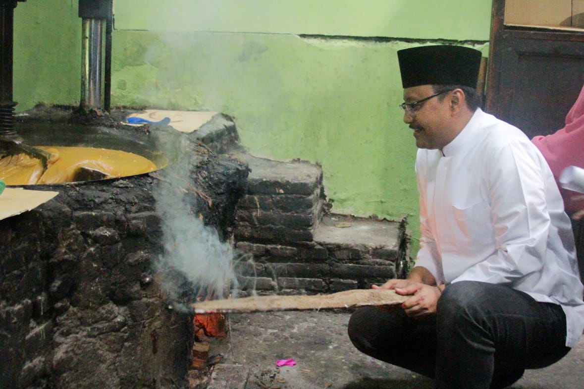 Gus Ipul mengunjungi Sentra Jenang Dodol Asli Teguh Rahardjo di jalan Wibisono Kepatihan Kota, Ponorogo, Sabtu, 21 April 2018.  