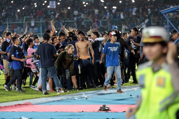 Aksi  Aremania mengamuk di Stadion Kanjurahan Malang, 