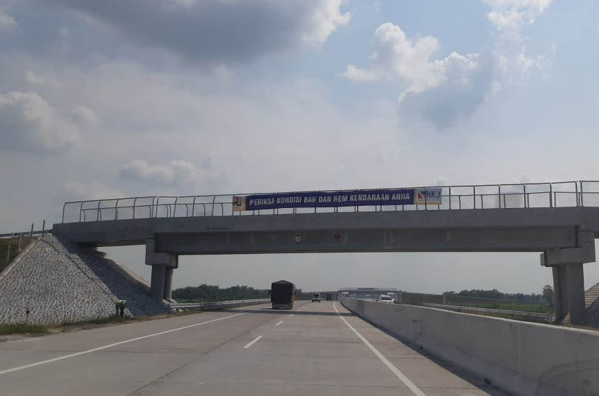 Suasana jalan tol ruas Wilangan-Ngawi Jawa Timur usai diresmikan Presiden Jokowi, beberapa waktu lalu. (foto Edy)