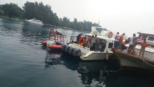 Sebuah kapal milik Dinas Perhubungan Kepulauan Seribu meledak di Dermaga Utama Pulau Panggang, Kepulauan Seribu, Minggu, 22 April 2018. (Foto: Ist) 