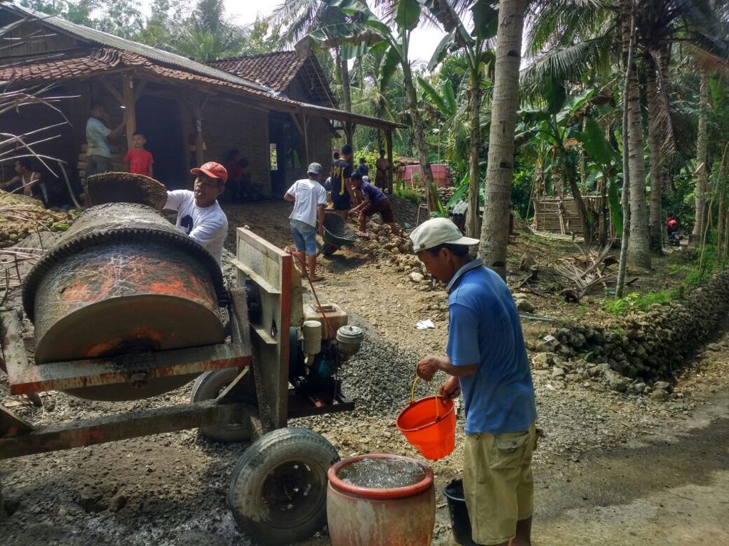 PDIP, Aktivis, dan anak muda Trenggalek, bekerja bakti membangun MCK dan membenahi rumah orang tua M, Minggu, 22 April 2018. (Foto: Ist)