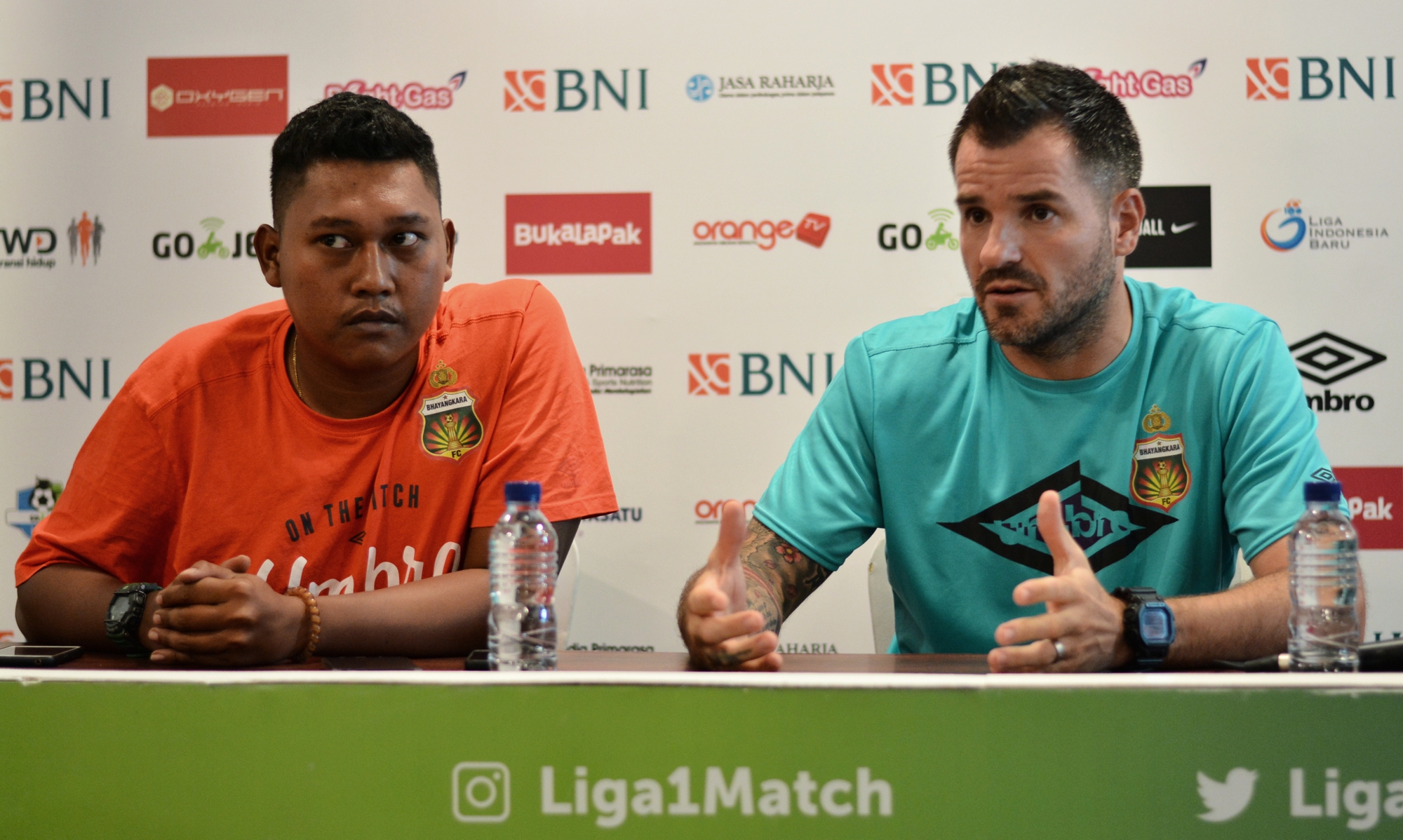 Pelatih Bhayangkara FC, Simon McMenemy (kanan) mengaku yakin mampu kalahkan Persela di kandang, pada Senin 23 April 2018. (foto: hrs/ngopibareng)