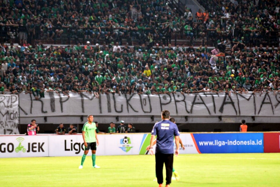 Bonek memberikan penghormatan kepada almarhum Micko Pratama yang meninggal, pekan lalu. foto:hrs/ngopibareng.id 