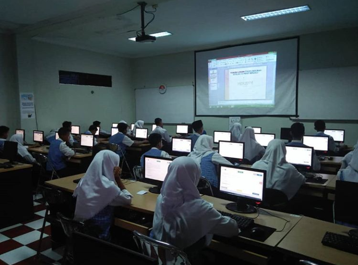 Pelaksanaan UNBK di SMPN 32 Surabaya, Senin, 23 April 2018. (Foto: frd/ngopibareng.id)