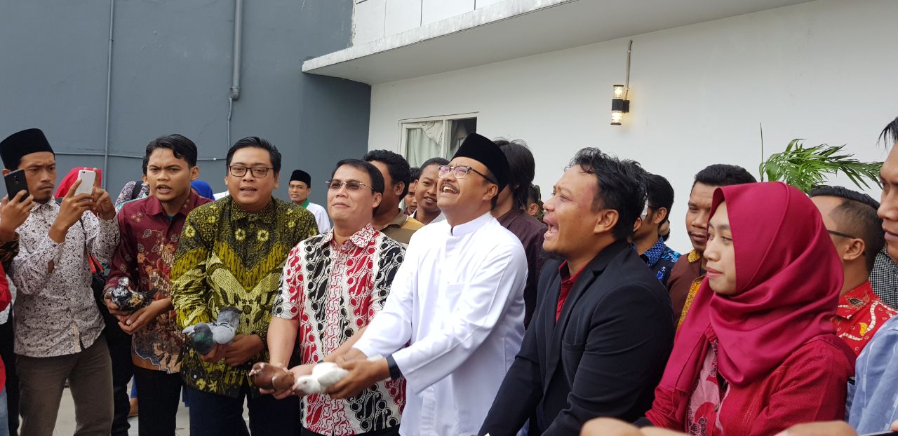 Forum Alumni Muda Gerakan Mahasiswa Nasional Indonesia Jawa Timur deklarasikan diri untuk memenangkan pasangan Saifullah Yusuf (Gus Ipul)-Puti Guntur Soekarno (Mbak Puti) di Pilgub Jatim 2018, di Surabaya, Senin, 23 April 2018. 
