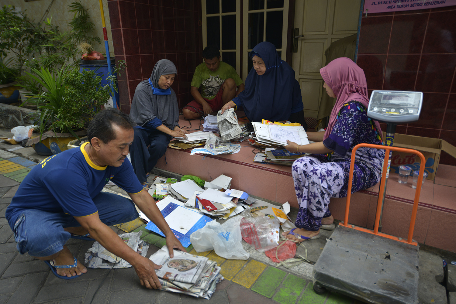  Warga RT 01 RW 08 Kelurahan Gading, Kecamatan Tambaksari, Surabaya, melakukan pengolahan dan pemilahan sampah. (Foto: frd/ngopibareng.id)