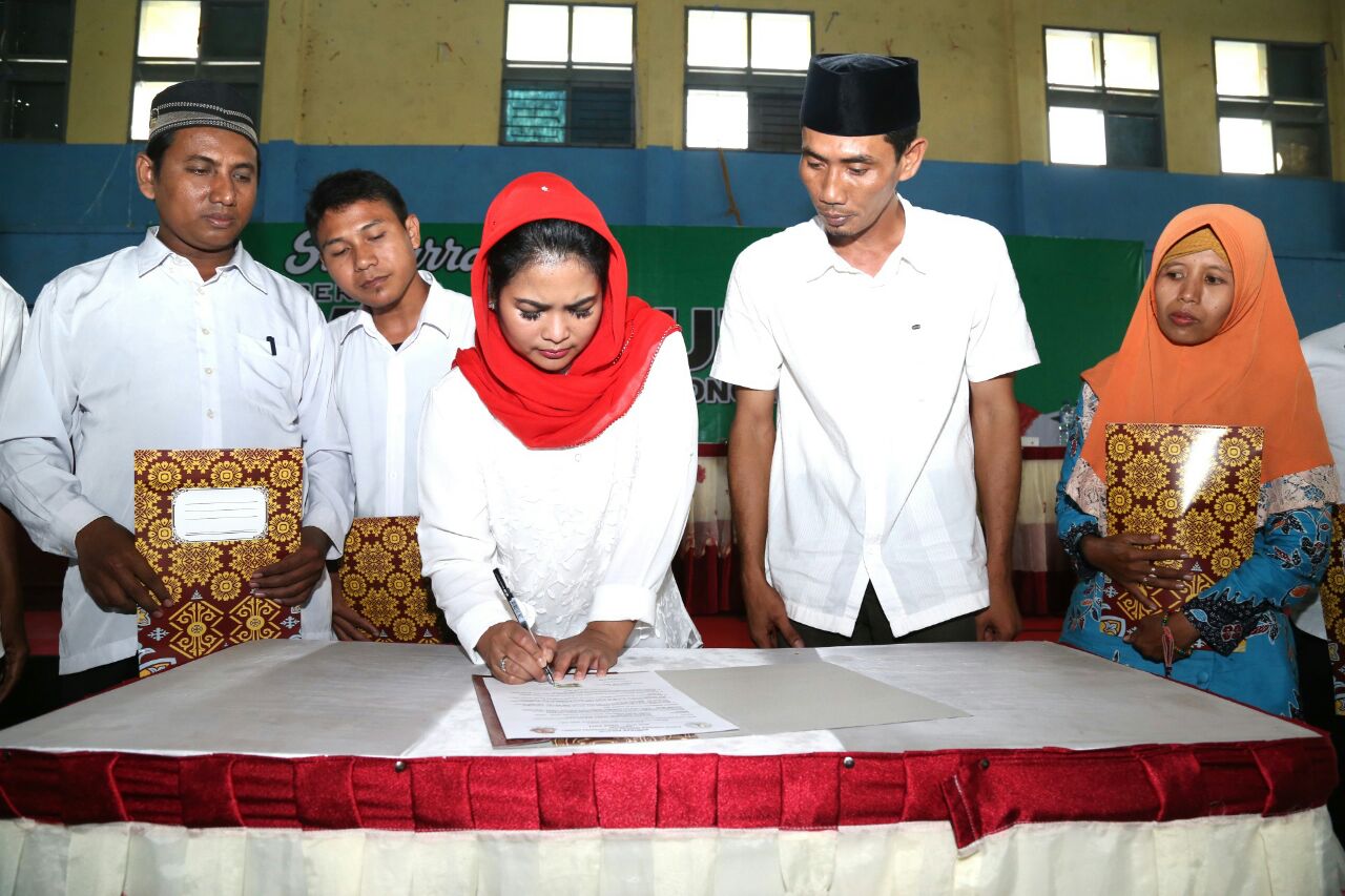 Puti Guntur Soekarno menandatangani kontrak politik untuk peningkatan kesejahteraan guru tidak tetap (GTT)/Pegawai Tidak Tetap (PTT), di Lamongan, Senin, 23 April 2018. (Foto: Ist)