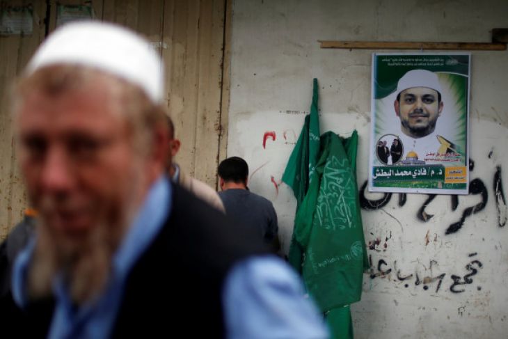 Poster yang menampilkan insinyur listrik asal Palestina Fadi al-Batash, yang ditembak mati di Malaysia, tergantung pada dinding rumah keluarganya di bagian utara Jalur Gaza pada 21 April 2018. (Foto: REUTERS/MOHAMMED SALEM)