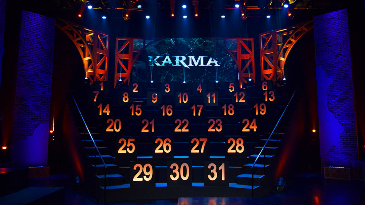 Panggung ditandai dengan angka 1-31 sesuai tanggal lahir partisipan acara Karma. Acara serupa di Thailand berjudul Secret Number.