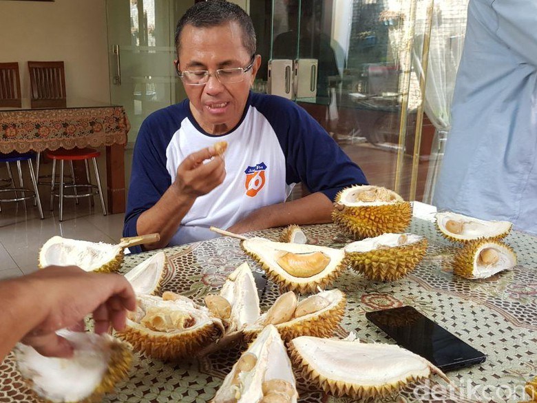 Dahlan Iskan bersama duriannya. Tapi bukan durian di rumah sebelah.