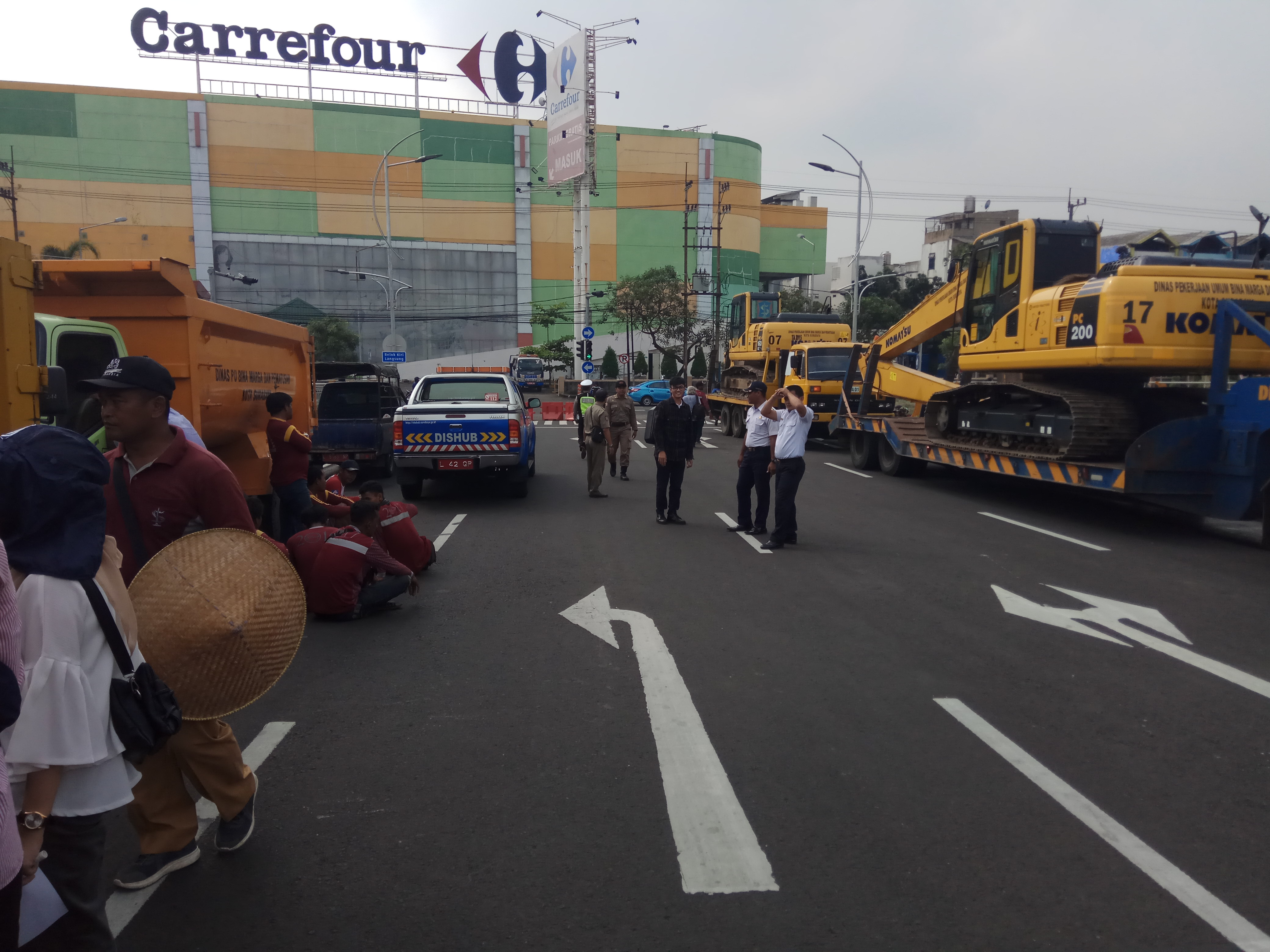 Jembatan Ujung Galuh saat dilakukan penutupan sementara. (Foto; ngopibareng.id)