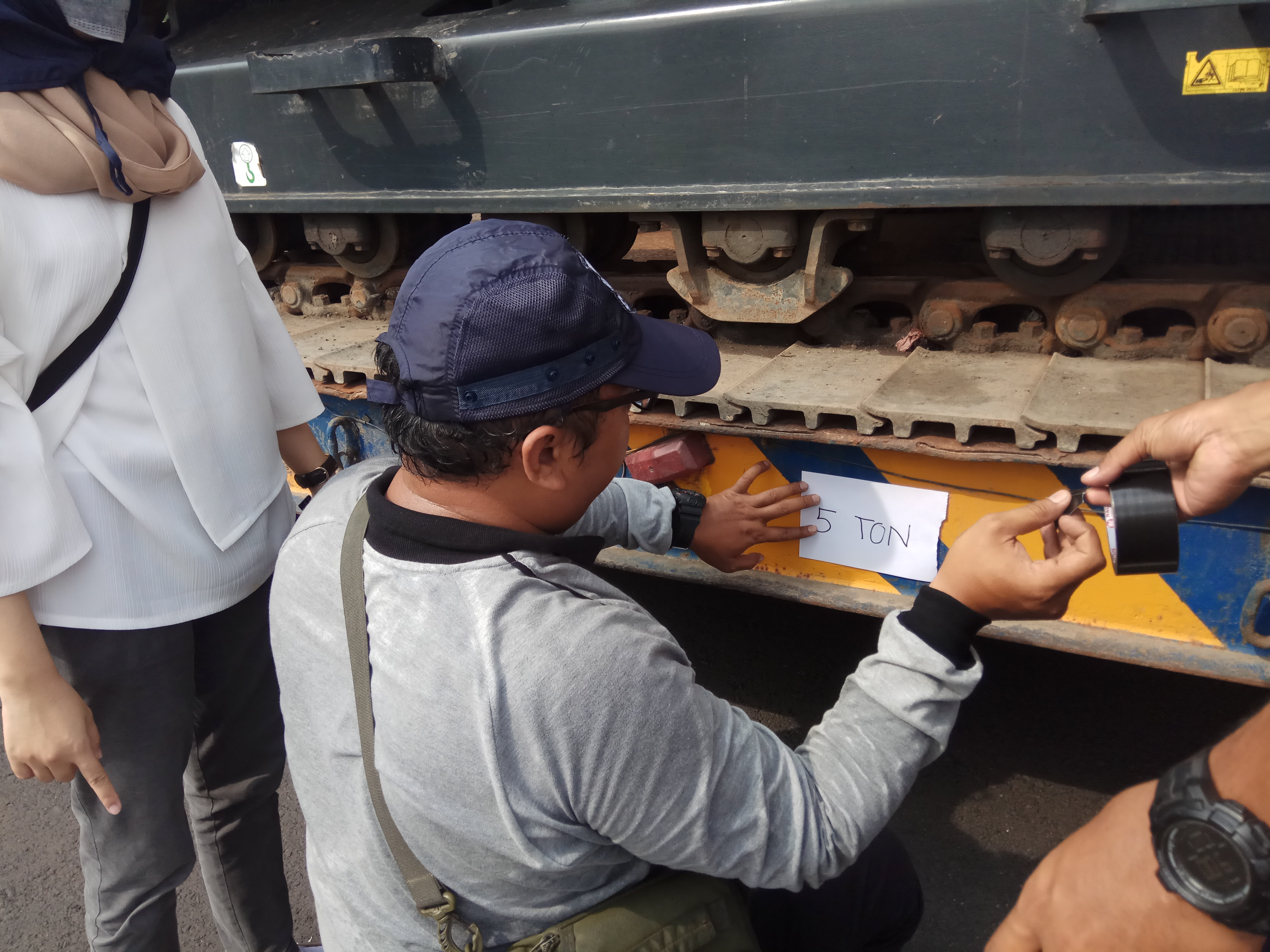 Pengetesan beban dengan truk yang bermuatan alat berat. . (Foto; ngopibareng.id)