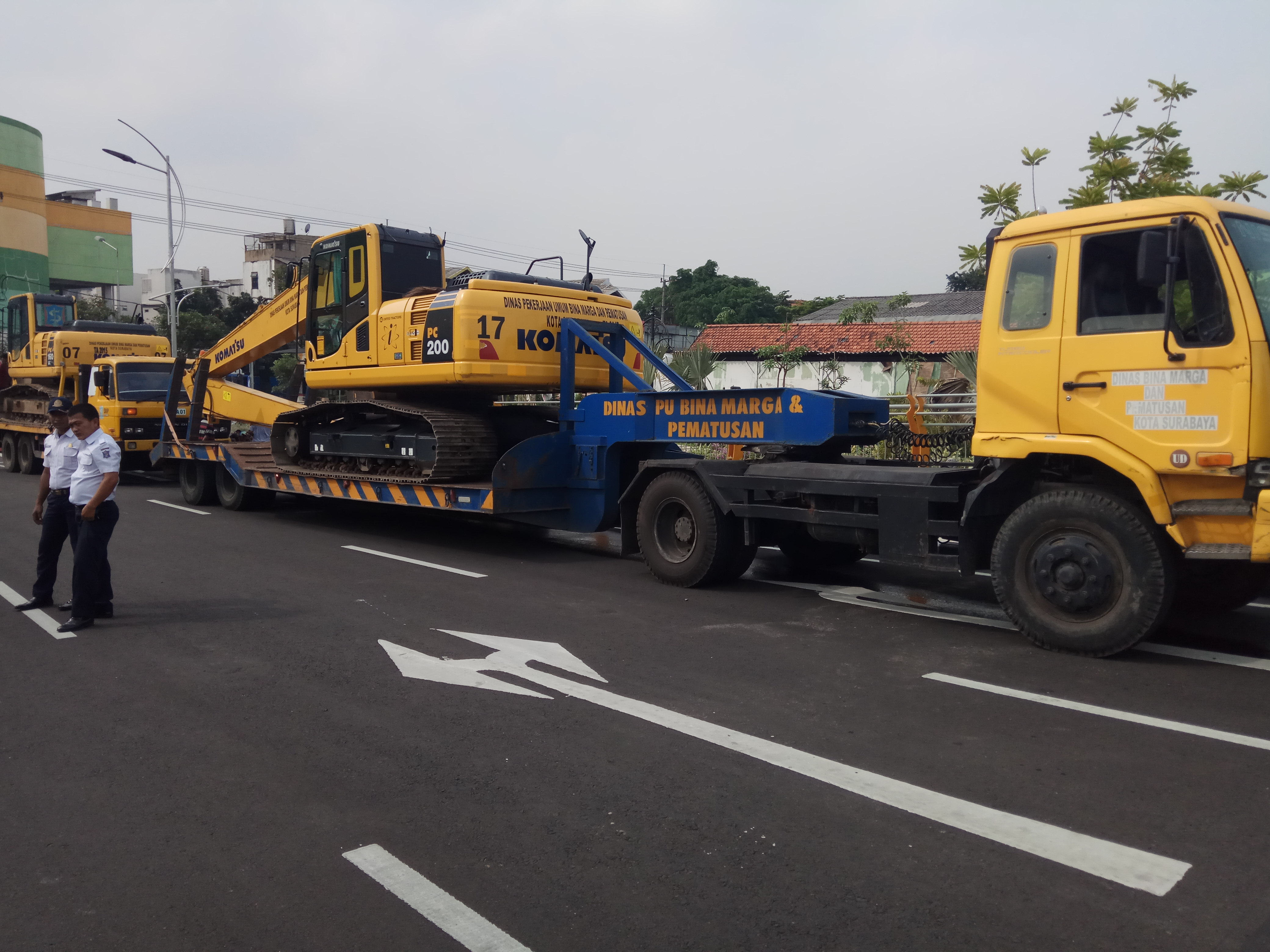 Sejumlah truk dengan muatan alat berat berjajar di pinggir jembatan untuk mengukur kekuatan jembatan. . (Foto; ngopibareng.id) 
