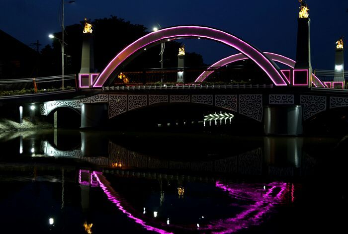 Jembatan Ujung Galuh tampak di malam hari. (Foto: Humas Pemkot Surabaya)