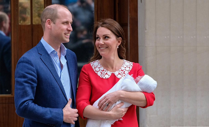 Pangeran William dan Kate Middleton memboyong putra ketiganya dari St Mary’s Hospital di Paddington, London, Inggris. foto: AFP.