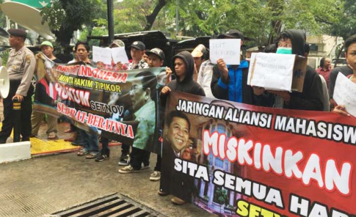 Massa berunjuk rasa di luar pengadilan Tindak Pidana Korupsi (Tipikor) Jakarta, Jakarta Pusat, Selasa (24/4/2018), saat sidang pembacaan vonis kasus dugaan tindak pidana korupsi KTP-Elektronik Setya Novanto berlangsung. (foto:arindra meodia/antara)