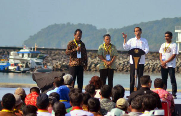 Presiden Joko Widodo (kedua kanan) berdialog dengan nelayan saat peresmian Keramba Jaring Apung atau offshore di Pelabuhan Pendaratan Ikan (PPI) Cikidang, Babakan, Kabupaten Pangandaran, Jawa Barat, Selasa, 24 April 2018. Dalam sambutannya Presiden Joko Widodo menjelaskan, dua per tiga atau 70 persen wilayah Indonesia adalah perairan, sehingga dengan adanya terobosan keramba jaring apung diharapkan dapat menambah hasil budi daya ikan. (Foto: Antara)