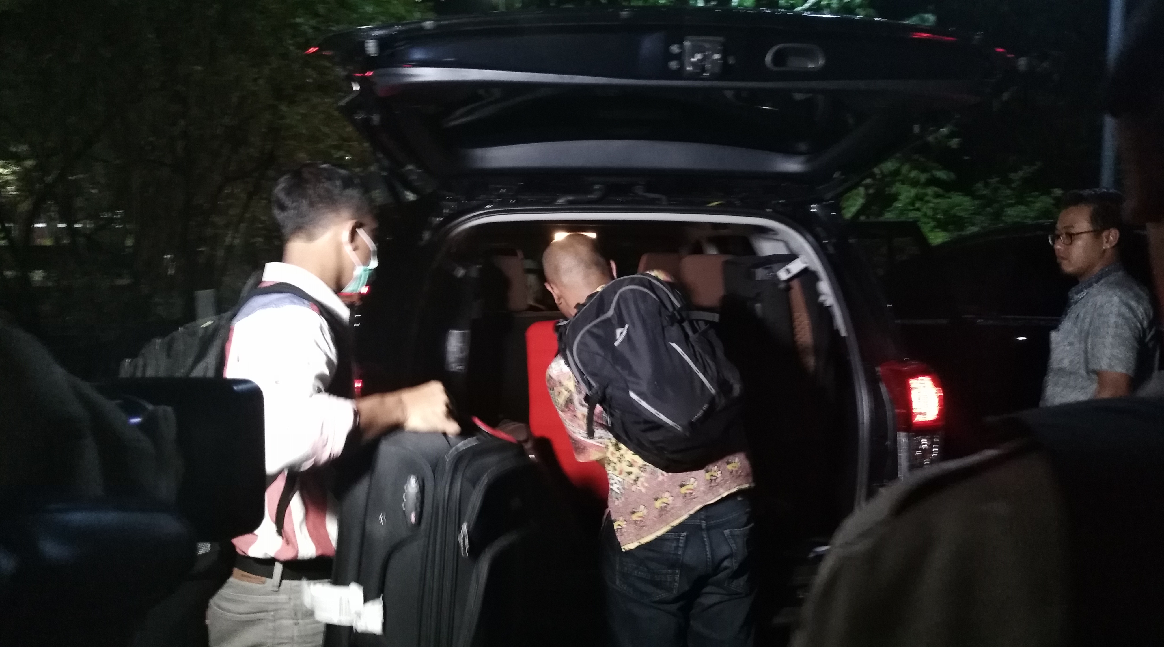 Keluar Rumah Dinas Bupati Mojokerto, penyidik KPK bawa 3 koper besar, Selasa, 24 April 2018. (Foto: frd/ngopibareng.id) 