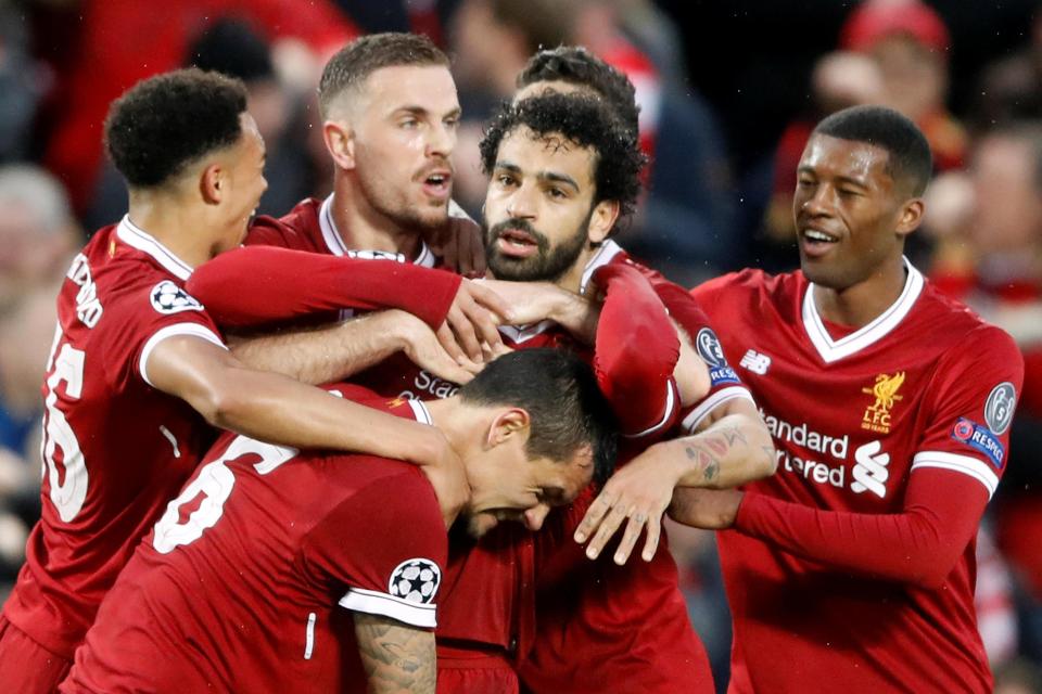 Pemain Liverpool memeluk Salah yang memborong dua gol ke gawang AS Roma. foto:reuters