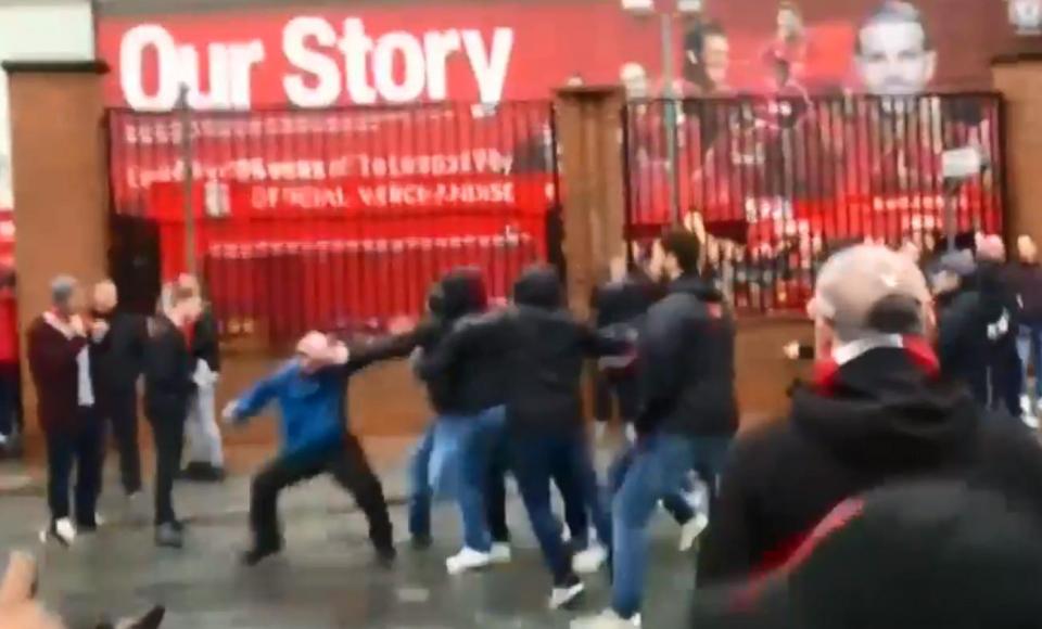 Bentrokan antara pendukung AS Roma dengan Liverpool di depan Stadion Anfiled, dinihari tadi. 