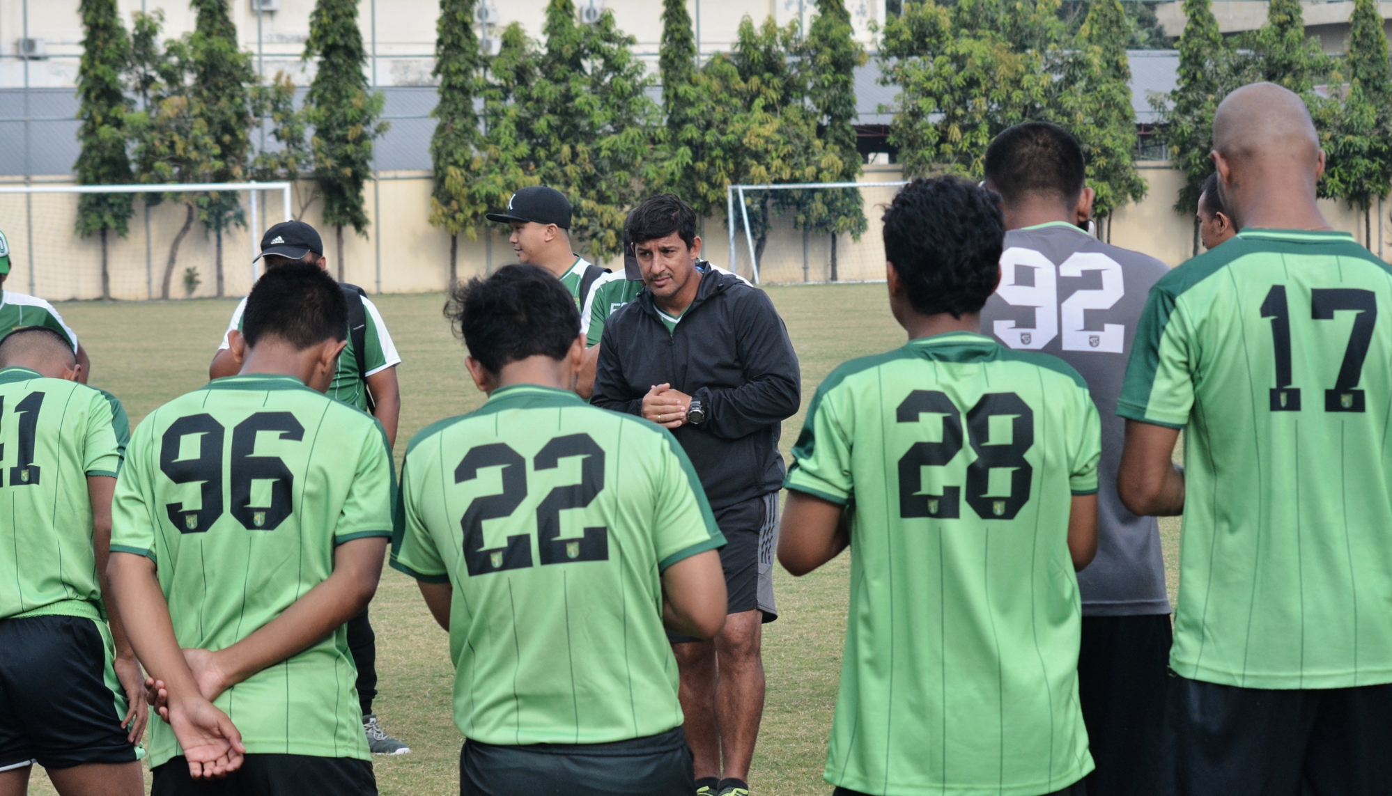 Pelatih Persebaya Surabaya Alfredo Vera, saat mimimpin latihan. (foto: hrs/ngopibareng)