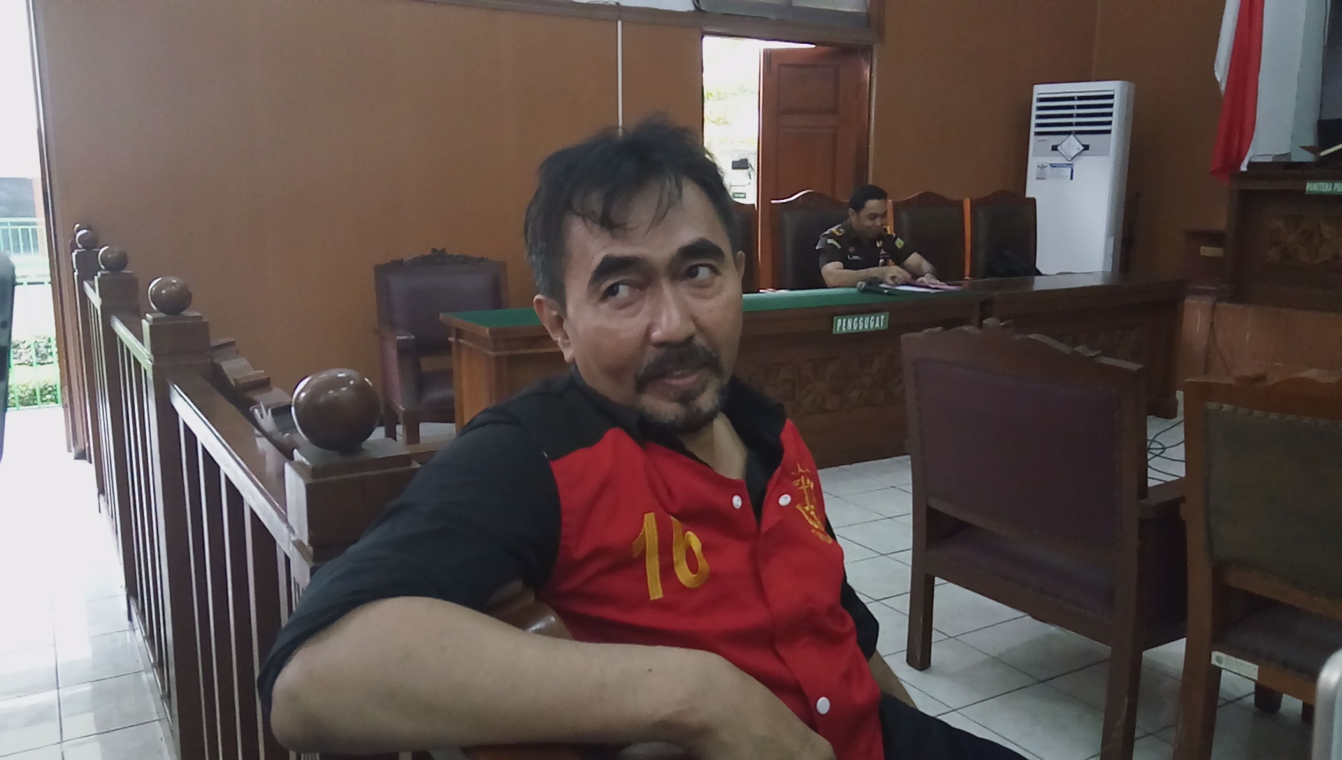 Gatot Brajamusti saat di persidangan.