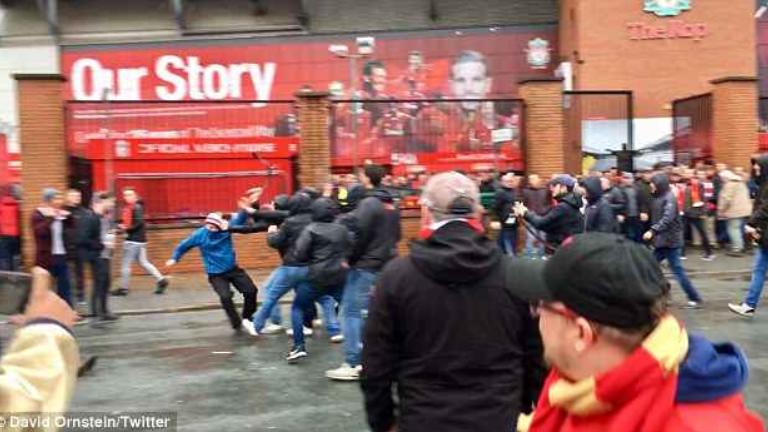 Suporter Liverpool berbaju biru dikeroyok pendukung Roma di depan Stadion Anfiled, dini hari tadi. 