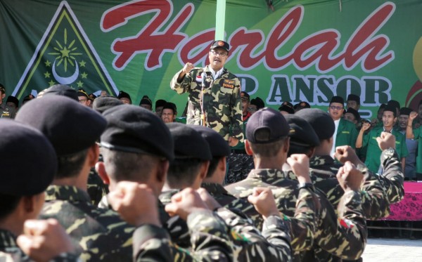 Gus ipul saat memimpin apel ribuan Banser dan Ansor, di Lamongan, beberapa waktu lalu. (Foto: Ist)