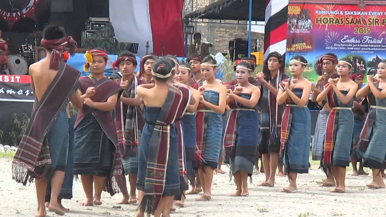 Muda mudi nyentrik berbalut adat. foto:kemenpar