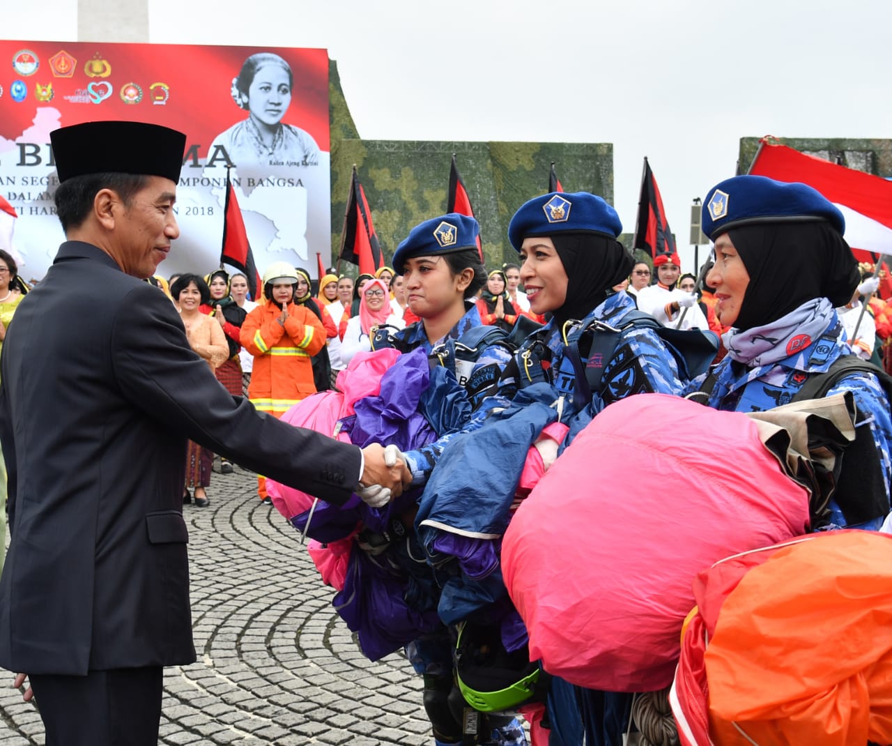 Presiden Joko Widodo dalam acara Apel Bersama Wanita TNI, Polwan, dan Segenap Wanita Komponen Bangsa guna memperingati Hari Kartini Tahun 2018 di Lapangan Monas, Jakarta, Rabu, 25 April 2018. (Foto: Biro Pers Presiden)