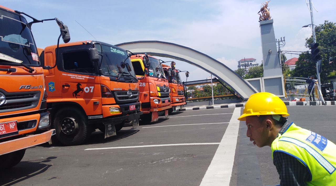 Uji beban dan kelayakan Jembatan Ujung Galuh, Selasa, 24 April 2018. (Foto: frd/ngopibareng.id)