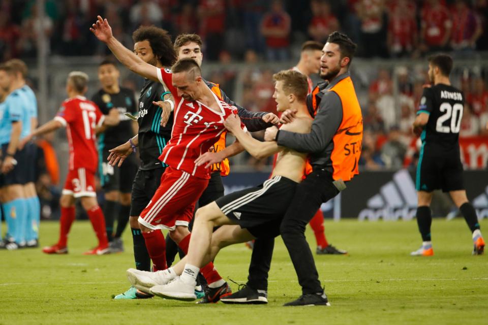 Suporter Bayren Muenchen masuk lapangan berusaha menarik Frank Ribery. foto: afp