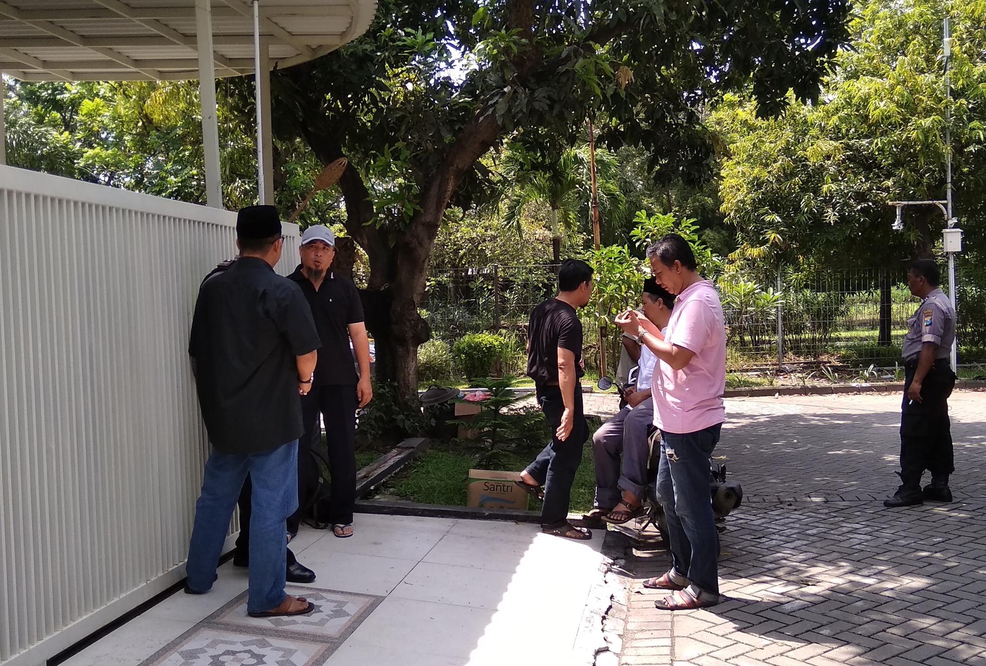 Warga yang penasaran dengan pelaku Rendra Hardikurniawan pelaku penghina Nabi Muhammad, mendatangai rumah pelaku. (Foto: hrs/ngopibareng)