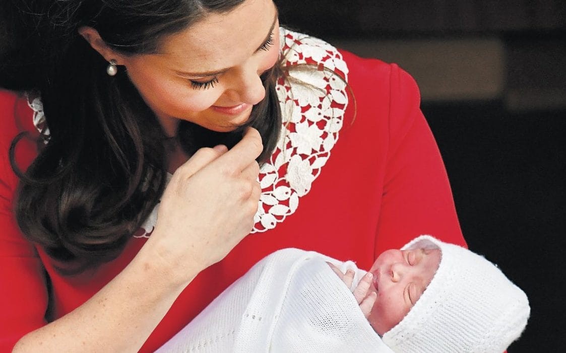 Kate Middleton menggendong anak ketiganya usai persalinan di St. Mary Hospital, London. foto: dailymail.