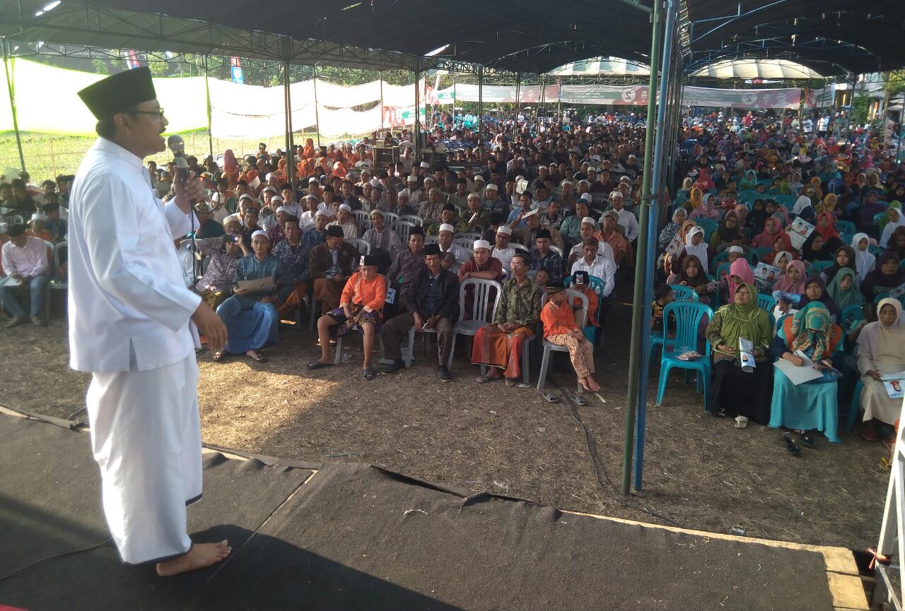 Gus Ipul bertemu ribuan guru madrasah diniyah (Madin) se Kabupaten Probolinggo di Desa Mentor, Kecamatan Sumberasih, Kamis, 26 April 2018. (Foto: Ist)