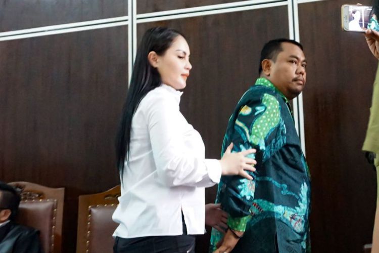 Perut Jennifer Dunn tampak besar jika dilihat dari samping. 