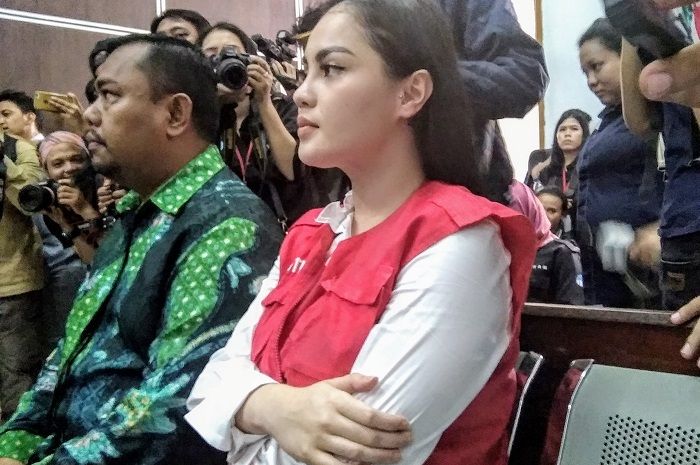 Jennifer Dunn selalu berusaha menutupi perutnya dengan tangan.