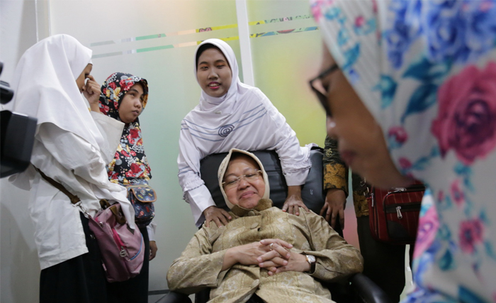 Walikota Surabaya mencoba pijat (Foto: Humas Pemkot)