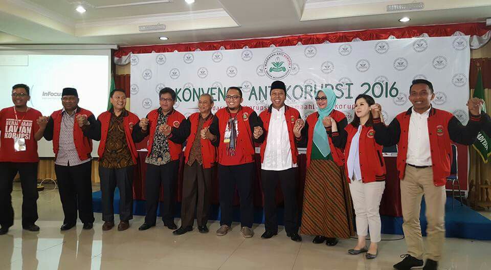 BERSAMA: Ketua Umum Pimpinan Pusat Pemuda Muhammadiyah, Dahnil Anzar Simanjuntak berfoto bersama. (foto: ist)